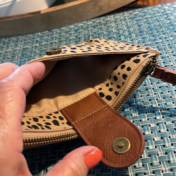 Universal Thread Goods Co - Leopard Wrislet - Picture 3 of 4